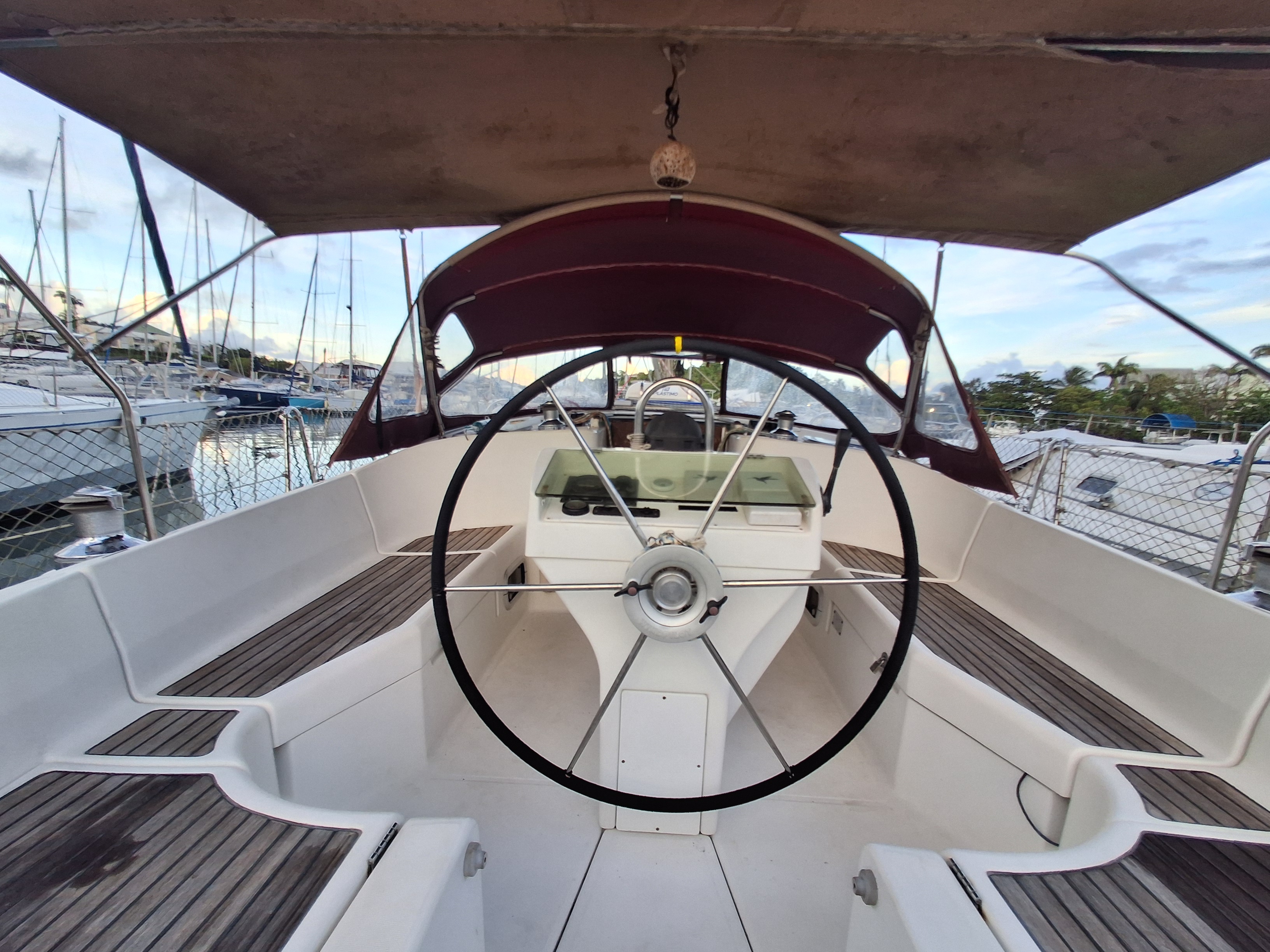 Cockpit vu sous le bimini